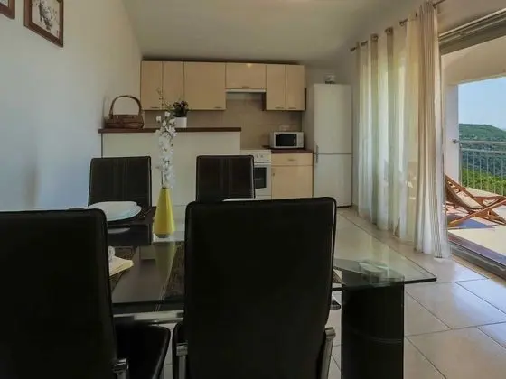 Spacious Apartment With Swimming Pool & Balcony With Sea View - Mutfak