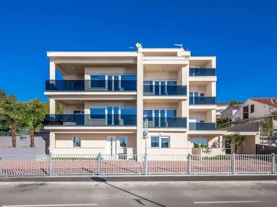 Spacious Apartment With Swimming Pool and Jacuzzi, Sea View