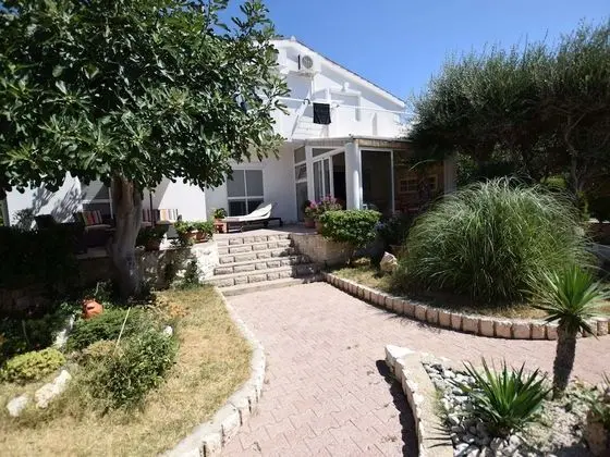 Spacious Apartment With Terrace, Near the Beach - Dış Mekan