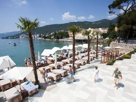 Spacious Apartment With Terrace & Outdoor Kitchen Surrounded by a Garden - Havuz