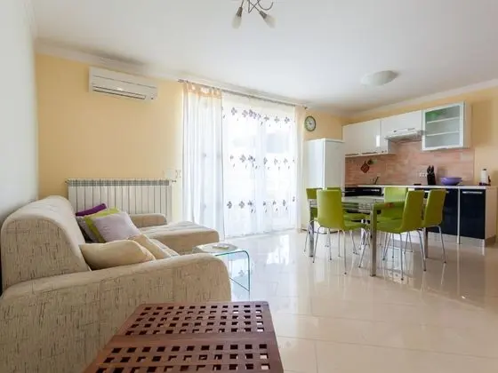 Spacious Apartment in Vantacici near Sea - Yerinde Yemek