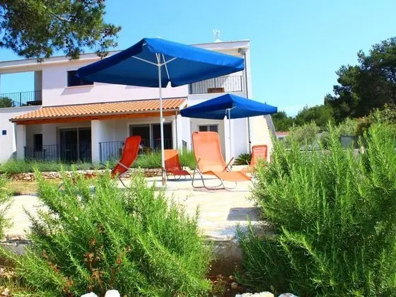 Spacious Apartment in Veli Rat With Courtyard - Öne Çıkan Resim