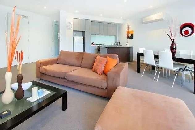 Spacious Bayside Lifestyle - Oda Düzeni