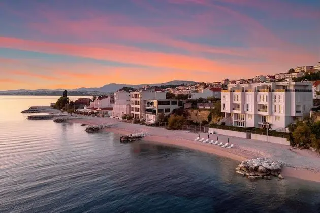 Spacious Beachfront Apartments Tanita