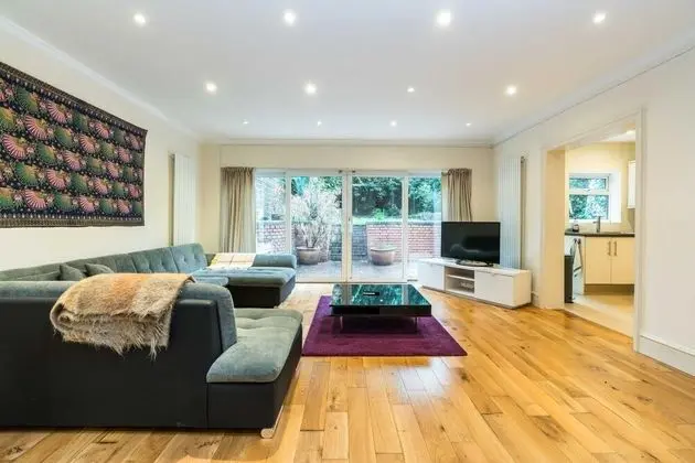 Spacious and Bright 3BD Home in Belsize Park