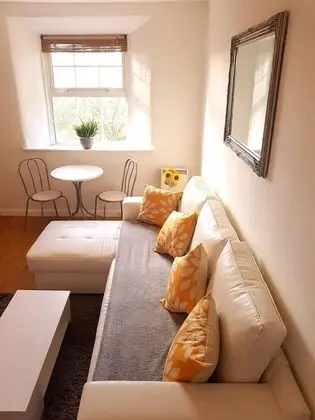 Spacious Bright & Modern Living - Oda Düzeni