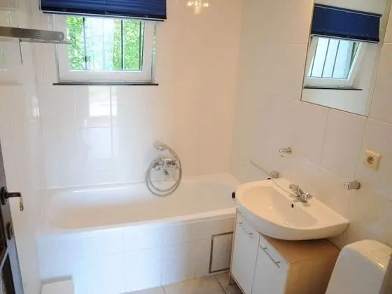 Spacious Bungalow for 6 People With hot tub and Large Landscaped Garden - Banyo Tipleri
