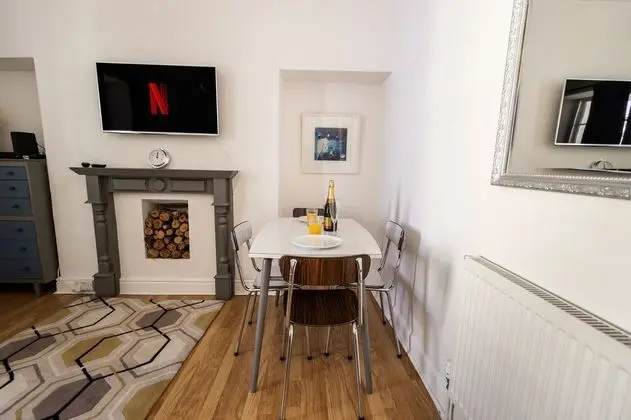 Spacious - Central 2 Bed Apartment - Yerinde Yemek