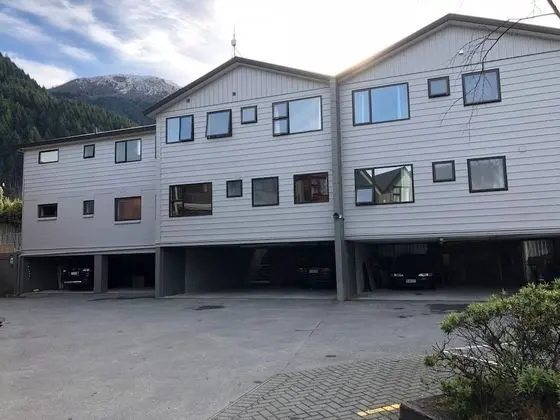 Spacious Central City Apartment with Parking - Dış Mekan