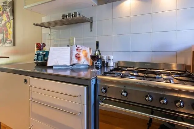 Spacious Central City Apartment with Parking - Mutfak