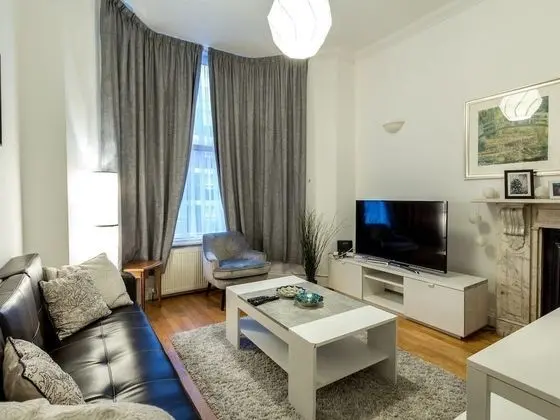 Spacious Centrally Located One Bed - Bar