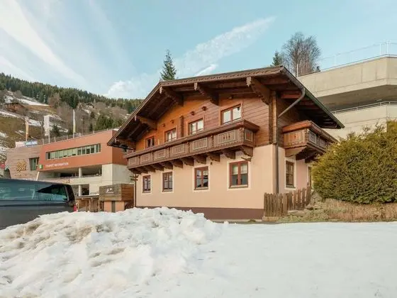 Spacious Chalet in Dienten am Hochkonig on Ski Slopes