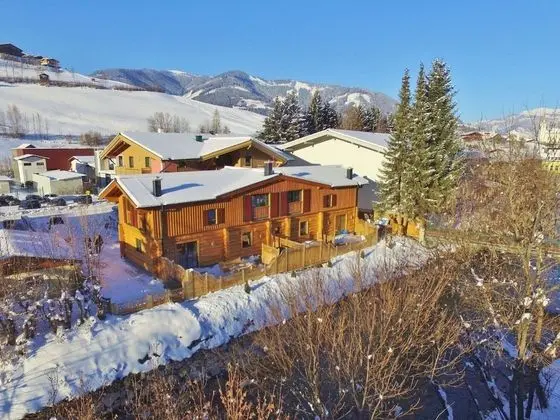 Spacious Chalet in Kaprun with Hot Tub - Dış Mekan