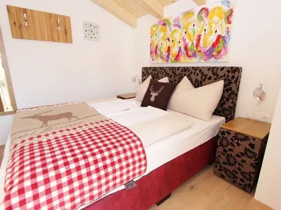 Spacious Chalet in Kaprun with Hot Tub - Oda