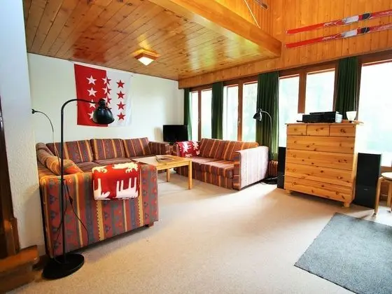 Spacious Chalet near Forest - Oda Düzeni