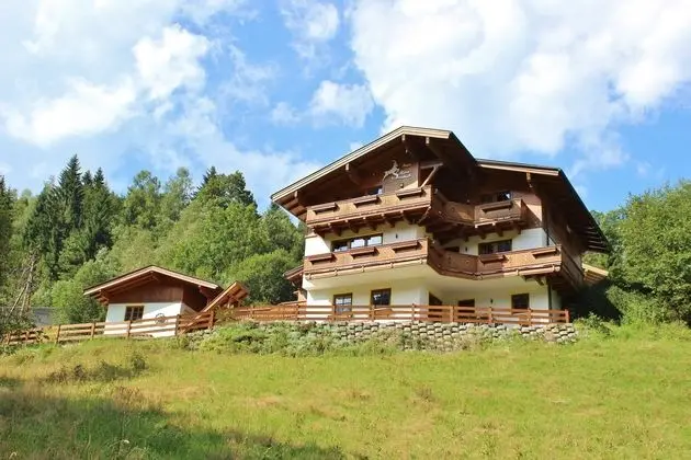Spacious Chalet near Ski Area in Saalbach-Hinterglemm - Dış Mekan