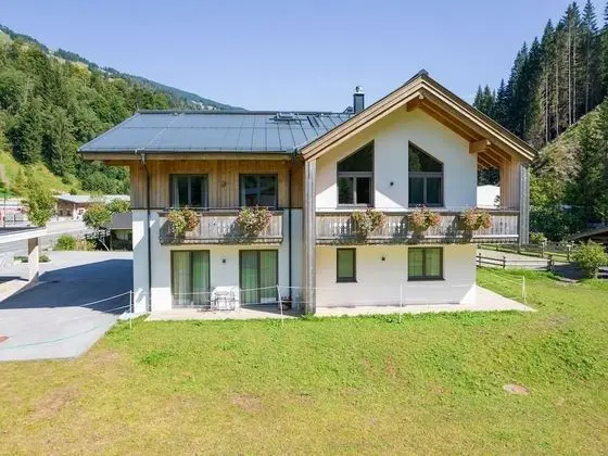 Spacious Chalet With Sauna in Saalbach-hinterglemm