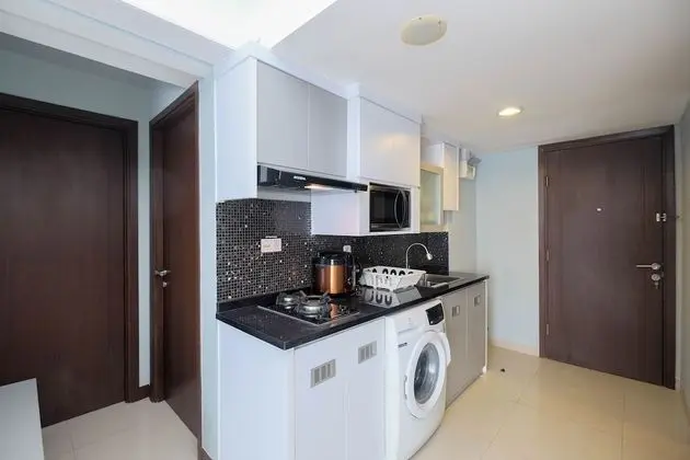 Spacious Combine Unit 1BR with Extra Room Apartment at H Residence - Mutfak