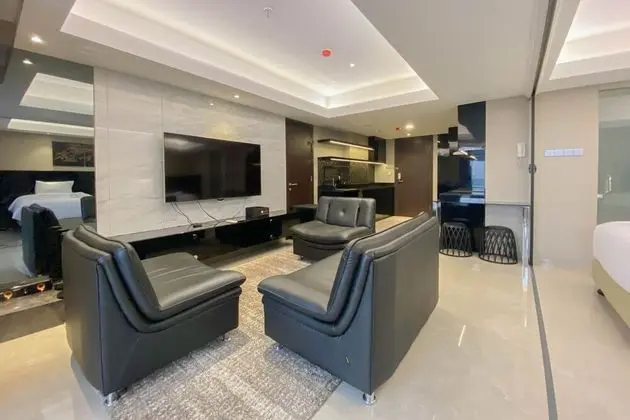 Spacious Combined Studio Apartment At Warhol (W/R) Residence