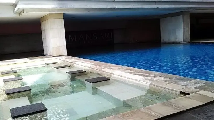 Spacious And Comfy Studio At Tamansari Sudirman Apartment - Havuz
