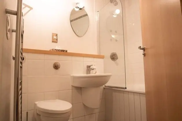 Spacious and Contemporary Flat With Secure Parking - Banyo Tipleri