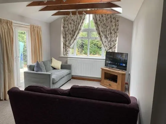 Spacious Detached Bungalow With Ample Parking - Öne Çıkan Resim