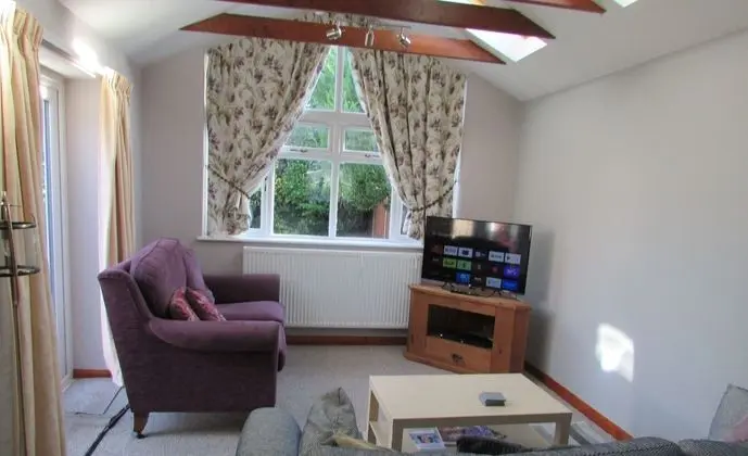 Spacious Detached Bungalow With Ample Parking - Öne Çıkan Resim