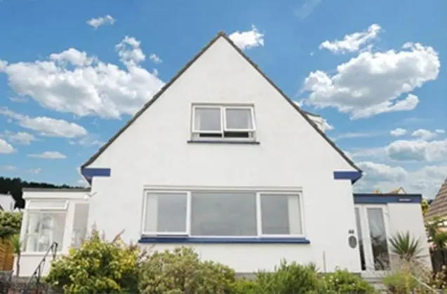 Spacious Detached House With Parking & Views