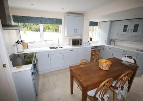 Spacious Detached House With Parking & Views - Mutfak