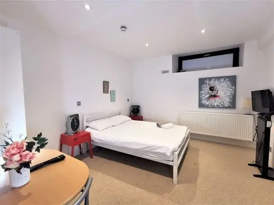 Spacious Double Room with en-suite - 2c