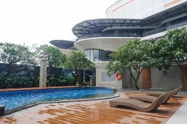 Spacious And Exquisite Studio Plus Apartment At Grand Sungkono Lagoon - Havuz
