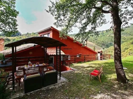Spacious Villa in Fabriano With Swimming Pool