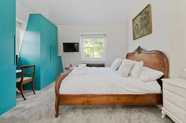 Spacious Family House With Garden Near Battersea Park by Underthedoormat