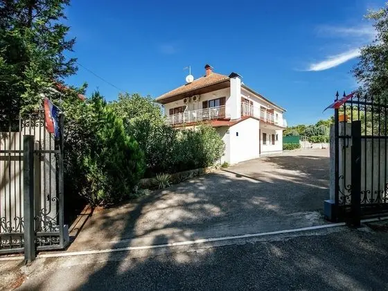 Spacious First Floor Accomodation With 2 Apartments, Near the Beach