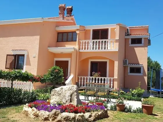 Spacious First Floor Apartment With Common Garden, BBQ and Children's Play Area