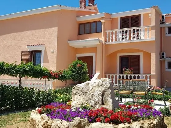 Spacious First Floor Apartment With Common Garden, BBQ and Children's Play Area - Dış Mekan