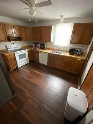 Spacious Four Bedroom Home in Indianapolis - Mutfak