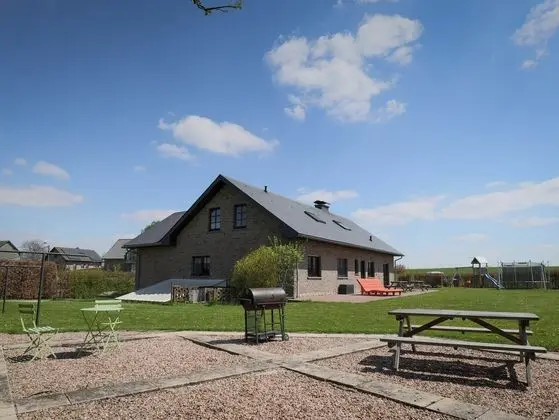 Spacious Holiday Home in the Ardennes with Sauna & Hot Tub - Dış Mekan