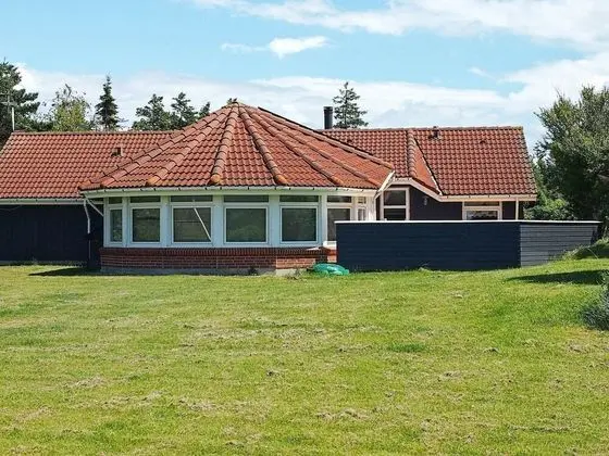 Spacious Holiday Home in Humble near Beach