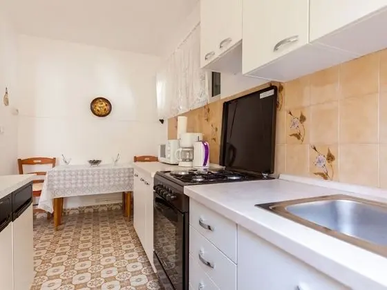 Spacious Holiday Home near Sea - Mutfak