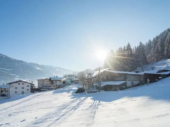 Spacious Holiday Home Near Ski Area in Kaltenbach - Dış Mekan