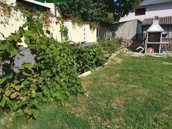 Spacious Holiday Home in Pakoštane near Sea - Dış Mekan