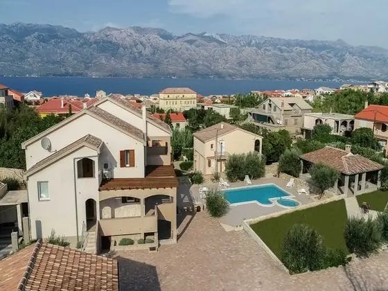 Spacious Holiday Home in Ražanac With Swimming Pool - Dış Mekan