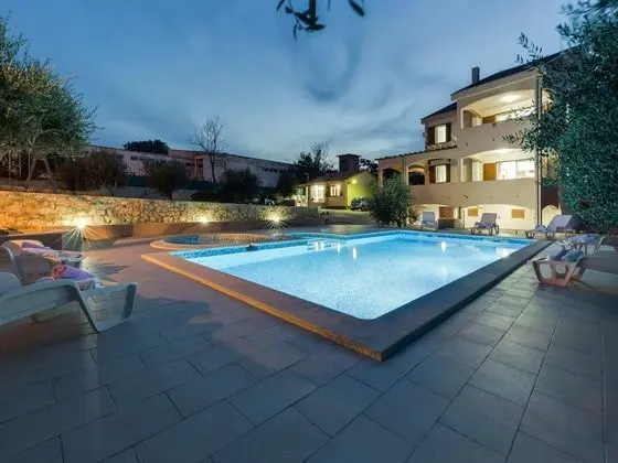 Spacious Holiday Home in Ražanac With Swimming Pool - Havuz
