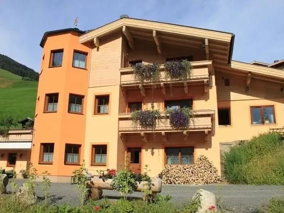 Spacious Holiday Home in Saalbach-Hinterglemm near Ski Area - Dış Mekan