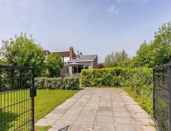 Spacious Holiday Home Within Walking Distance of the Beach, in Nieuwvlietbad - Lobi