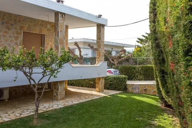 Spacious home with garden in Marathonas