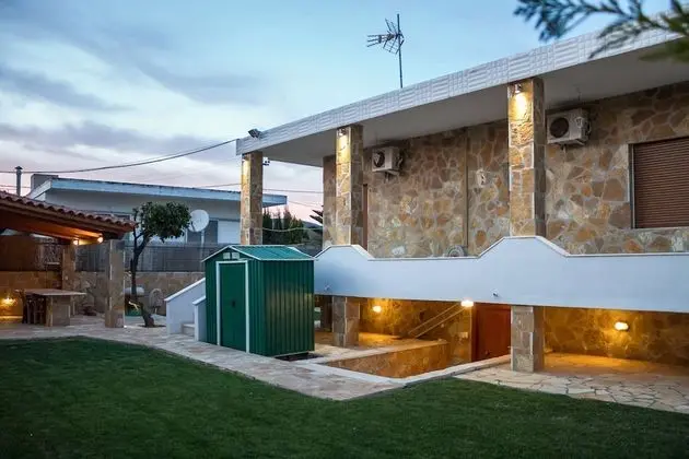 Spacious home with garden in Marathonas - Dış Mekan