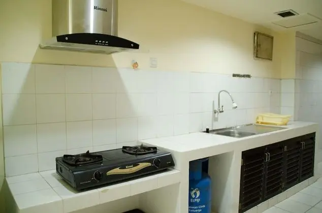 Spacious And Homey 3Br At Kondominium Rajawali Apartment - Mutfak