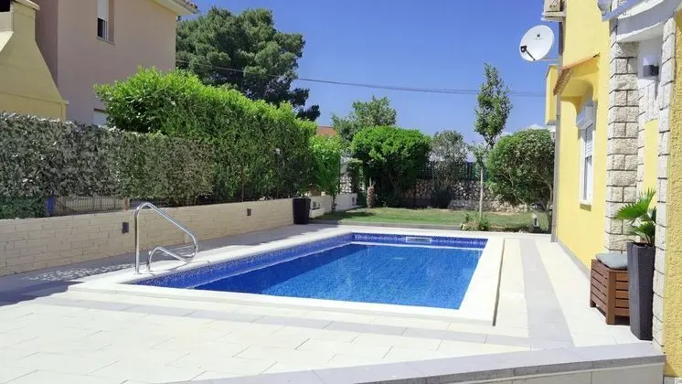 Spacious House Apartment With Terrace, Near the Beach - Havuz